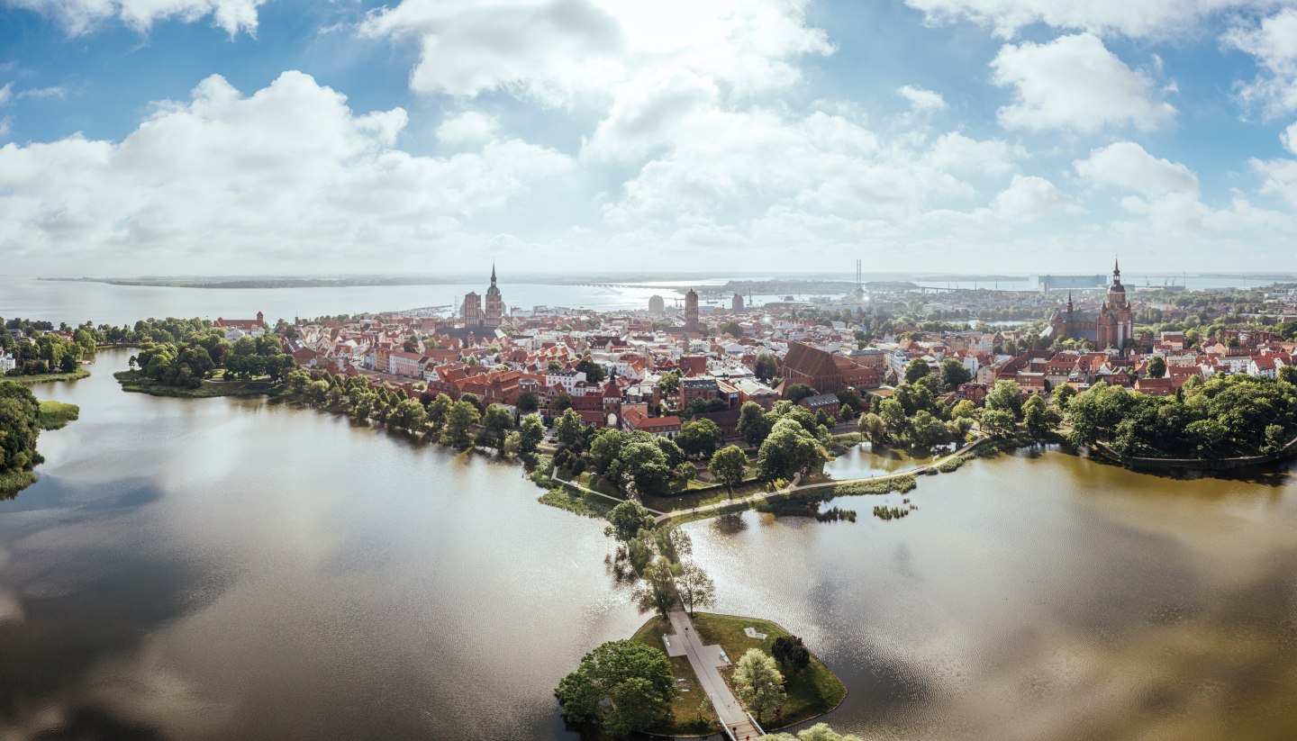 Die Altstadt von Stralsund gehört zum UNESCO-Welterbe. Doch wie fühlt sich das Leben inmitten von so viel Historie an? In der Heilgeiststraße ziemlich gut!, © TMV/Gänsicke