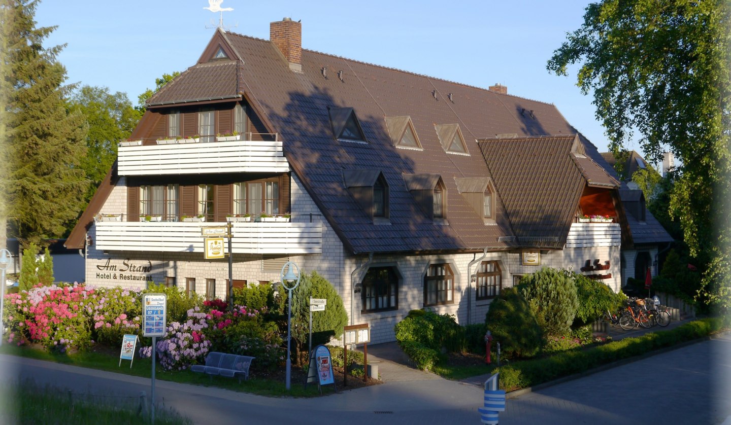 Das Hotel Am Strand vom Ostseedeich aus gesehen, © Robert Niche