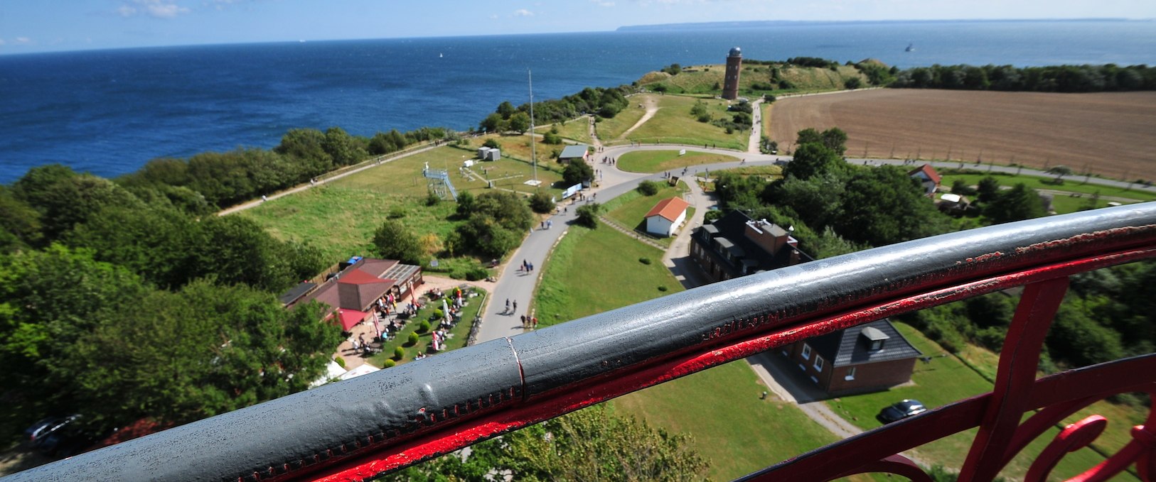 Blick vom Leuchtturm u?bers Fla?chendenkmal, © Tourismuszentrale Rügen