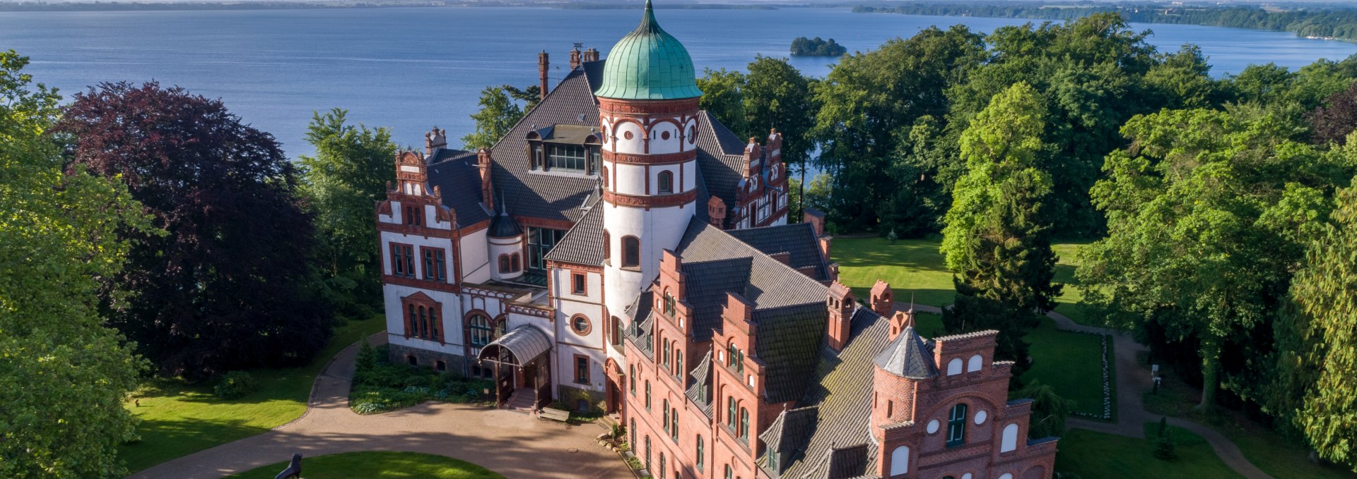 Außenansicht Schloss Wiligrad aus der Vogelperspektive, © SSGK MV / Funkhaus Creative