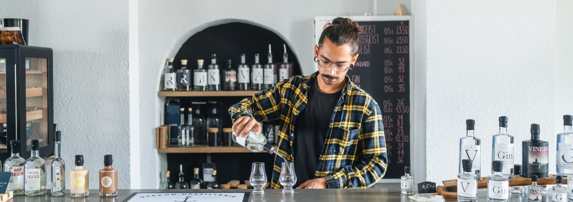 In der Usedom Destillerie sollte man unbedingt probieren. Rund ein Dutzend verschiedene Spirituosen gibt es – ganz neu ist der hauseigene Whiskey., © TMV/Gross