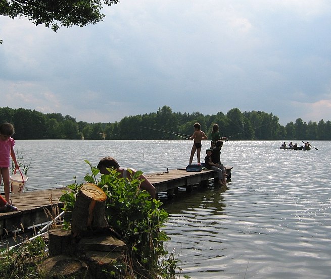 Angelnde Kinder am Steg des Hexenwäldchens am Jamelsee, © Hexenwäldchen