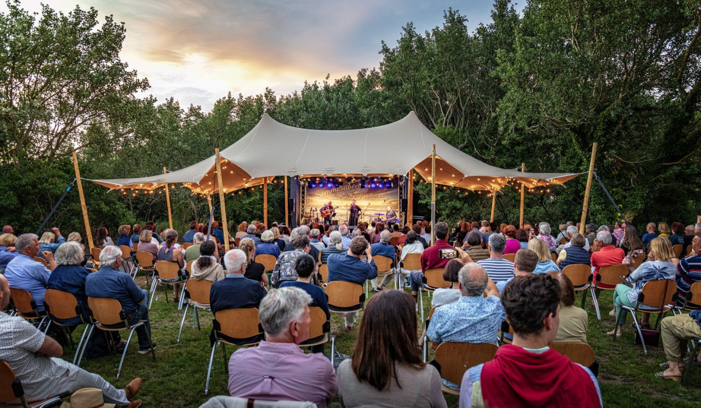 Evas Sommergarten beim Ahrenshooper Jazzfest 2021, © Kurverwaltung Ahrenshoop · Foto Voigt & Kranz UG, ostsee-kuestenbilder.de