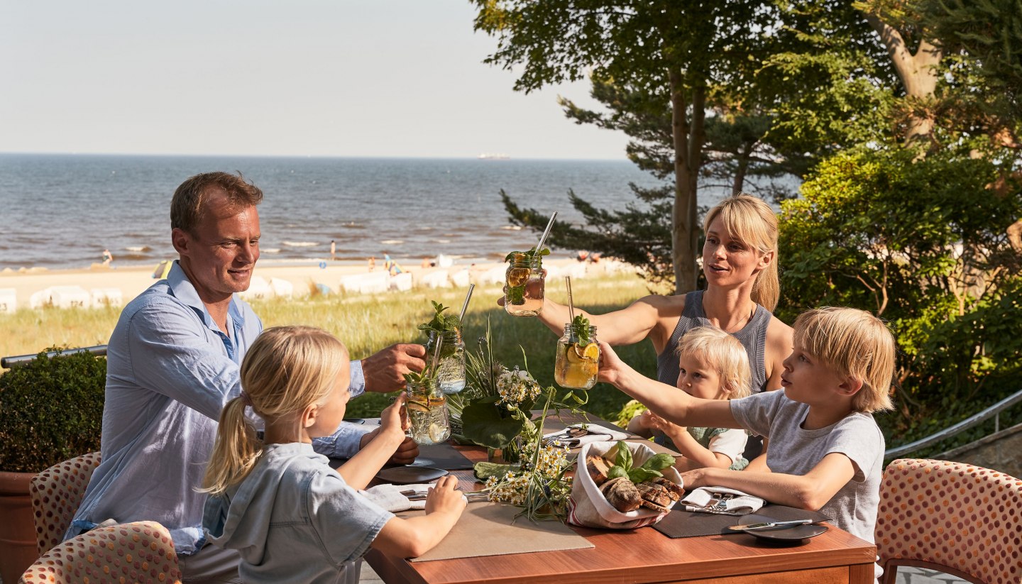 Familie auf der Outdoor Terrasse im Strandhotel Bansin., © Travel Charme Hotels