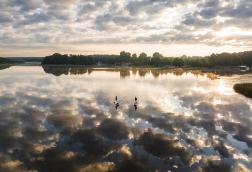 Morgendlicher Nebel über dem Granzower Möschen: Die Mecklenburgische Seenplatte im Spätsommer ist der perfekte Ort zum Krafttanken – zum Beispiel beim Wasserwandern mit dem SUP. , © TMV/Gross