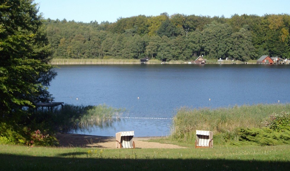 Blick über den Strand zum Nebelsee, © Seehotel Ichlim