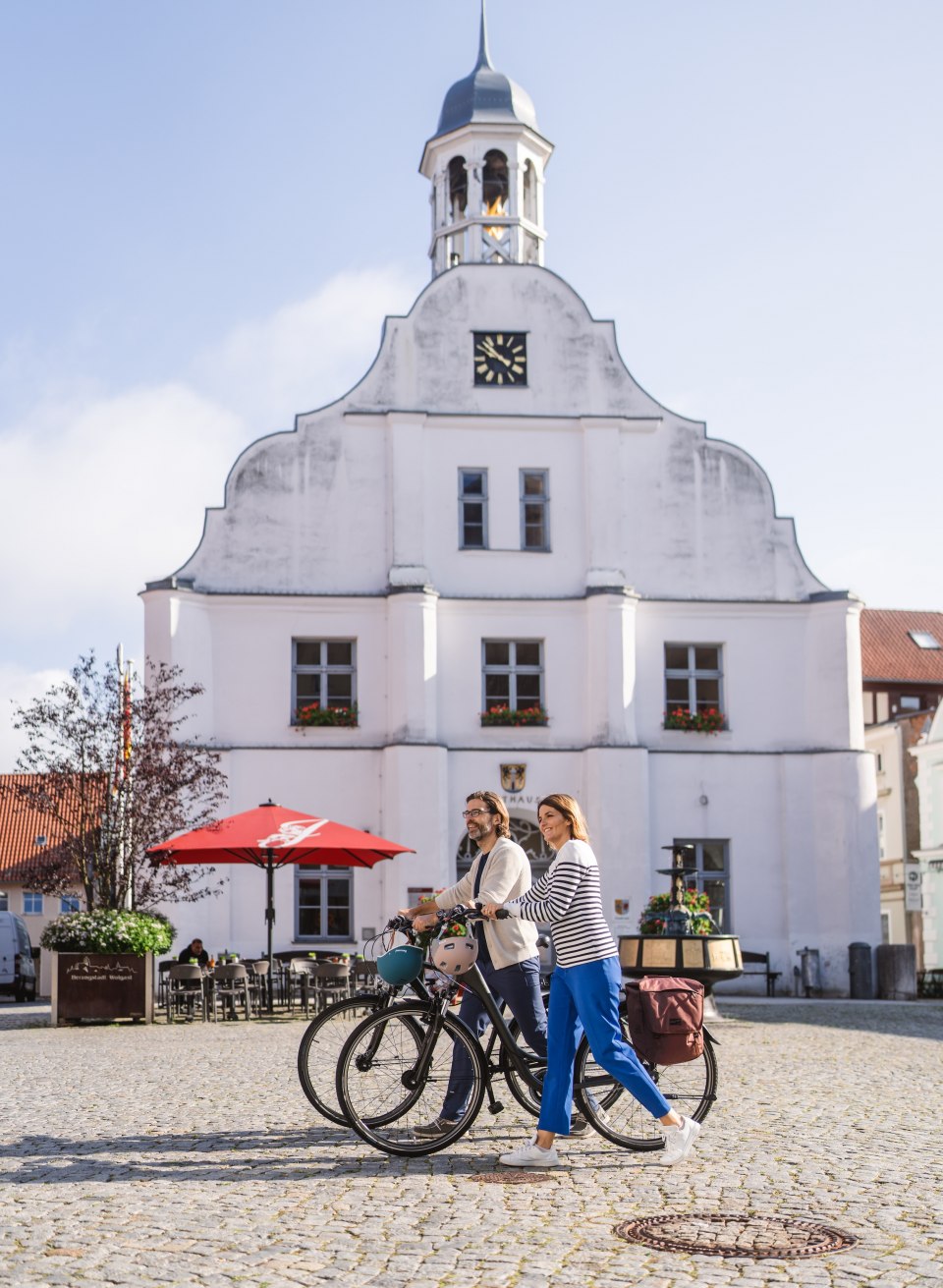 Der Marktplatz in Wolgast wird vom strahlend-weißen Rathaus geprägt., © TMV/Gross