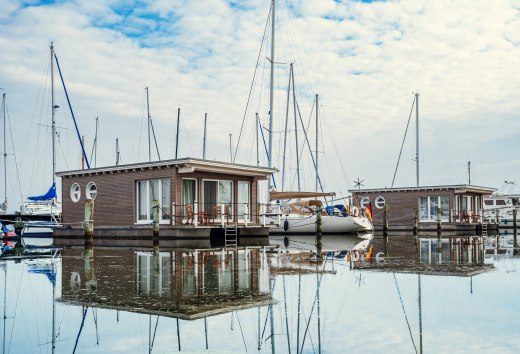 Die im Stil von Hausbooten konstruierten Suiten sind fest verankert., © TMV/Tiemann