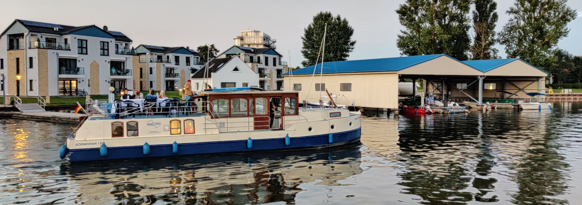 Logenplatz fürs Hafenkino: Vom Balkon der Marina Müritz Apartments kann man das Geschehen im Hafen stets mitverfolgen., © KUHNLE-TOURS