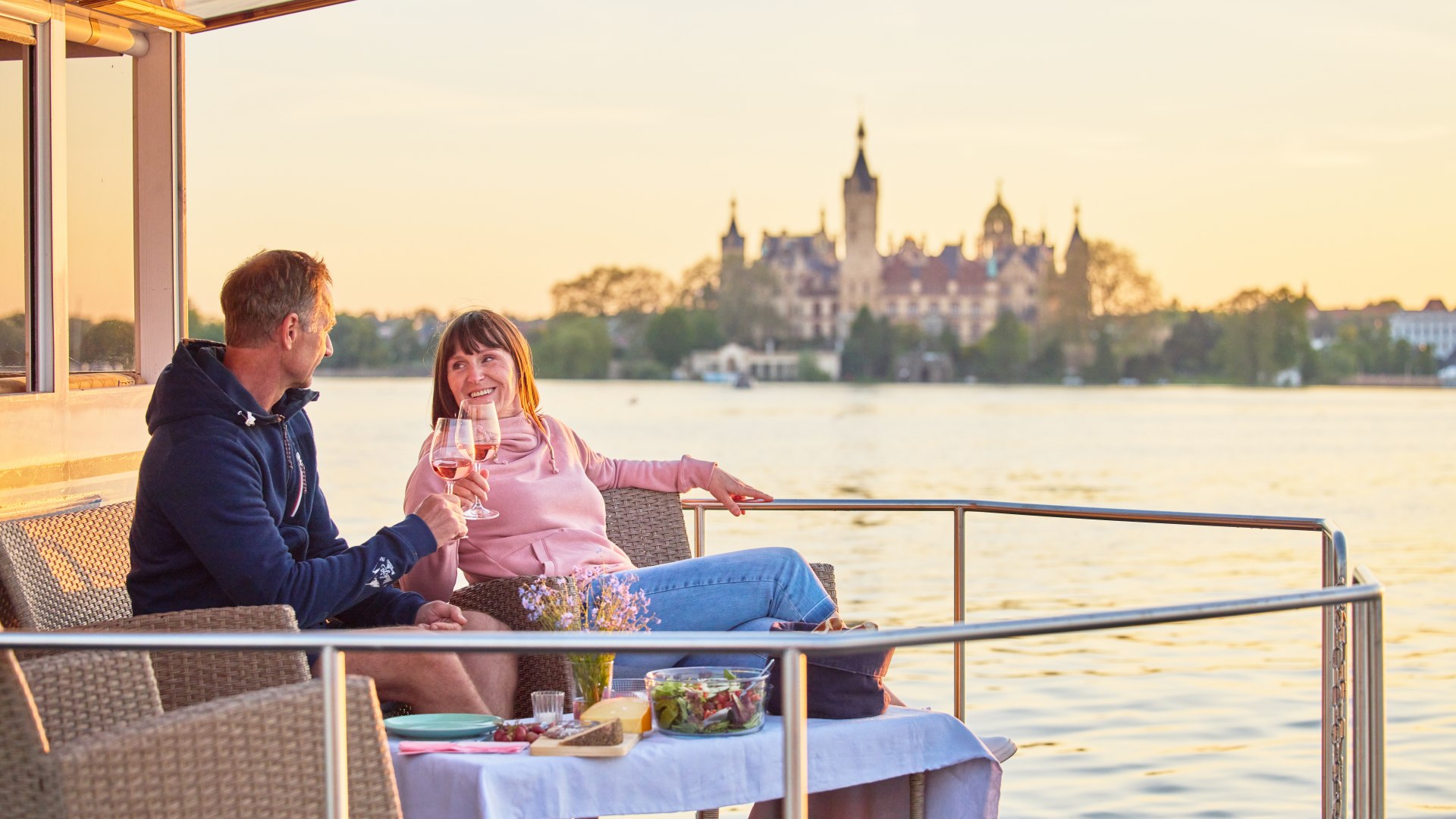 Mit Blick auf die Schlossinsel in Schwerin ein einzigartiges Picknick genießen., © Oliver Borchert