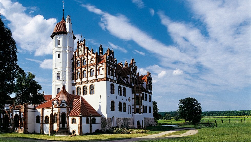 Meisterliches Ensemble - das Schloss von Basedow in der Mecklenburgischen Schweiz vereint die Stile vieler Jahrhunderte, © TMV/Werk3