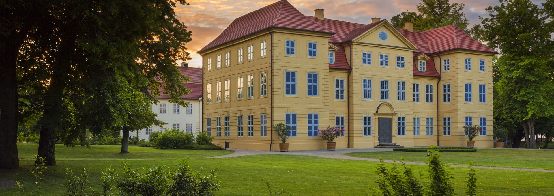 Schloss Mirow in der Abenddämmerung, © SSGK M-V / Timm Allrich