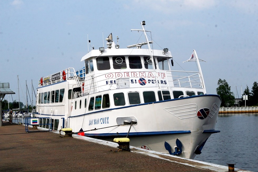 Fahrgastschiff der Oderhaff Reederei Peters, © Sabrina Wittkopf-Schade