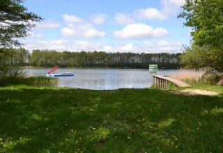 Blick auf den See mit Strand, Steg und Liegewiese, © Lutz Werner