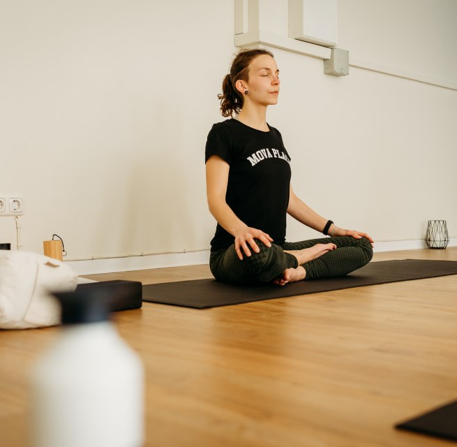 Eine Frau namens Josephine macht Yoga im MOVA PLACE - Yoga & Co. Studio, © Rügenlinse