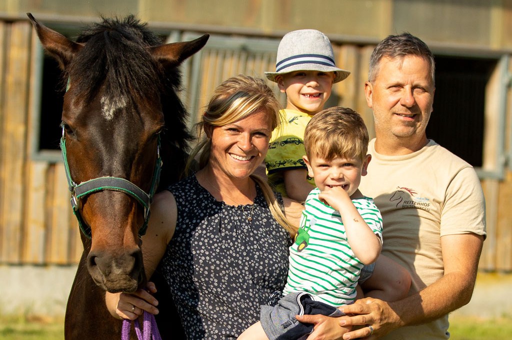 Wir sind die Familie Süß und mit dem Reiterhof Boltenhagen erfüllen wir uns unseren Lebenstraum. Das Ostseebad Boltenhagen hat uns mit seinem Flair und Naturschönheit in seinen Bann gezogen und diese Begeisterung wollen wir mit unseren Kunden teilen., © Fotografie Ulrike Pawandenat