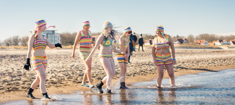 Eisbader gehen am Strand von Warnemünde in die Ostsee., © TMV/Gross