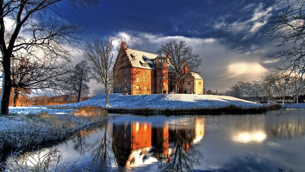 Fast wie Dornröschen im Winterschlaf - Schloss und Gut Ulrichshusen besticht im Winter genauso wie im Sommer, © TMV/Allrich