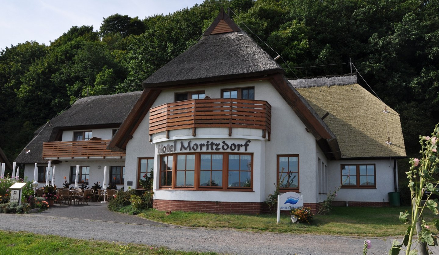 Idyllisch in Wassernähe liegt das Hotel Moritzdorf, © TMV