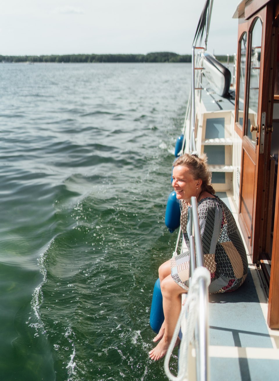 Bei der Hitze lässt man gern die Füße im Wasser baumeln vom Hausboot., © TMV/Petermann