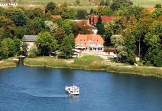 Blick auf das Inselhotel direkt am Dobbertiner See, © Inselhotel Dobbertin/Kapitän Müller