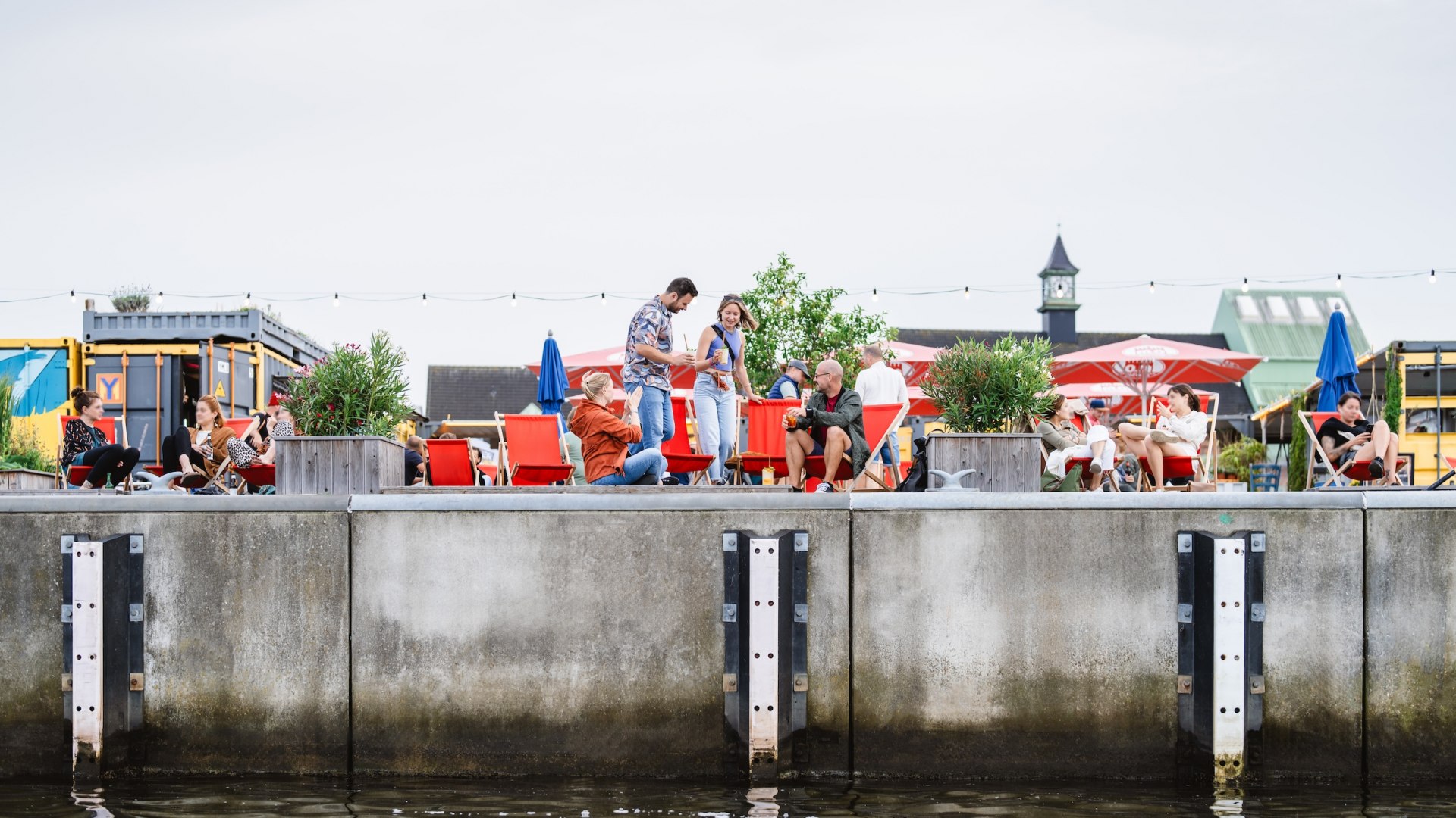 Auf der Haedgehalbinsel lädt seit 2018 das hippe Rost Dommel ein, zwischen alten Schiffscontainern und bunten Girlanden, direkt am Wasser mit leckeren Drinks und handgeschnitzten Pommes abzuhängen.