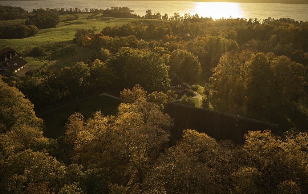 Der Park am See in herbstlicher Abendstimmung – ein idyllischer Rückzugsort inmitten der Natur, perfekt für Yoga und Erholung.