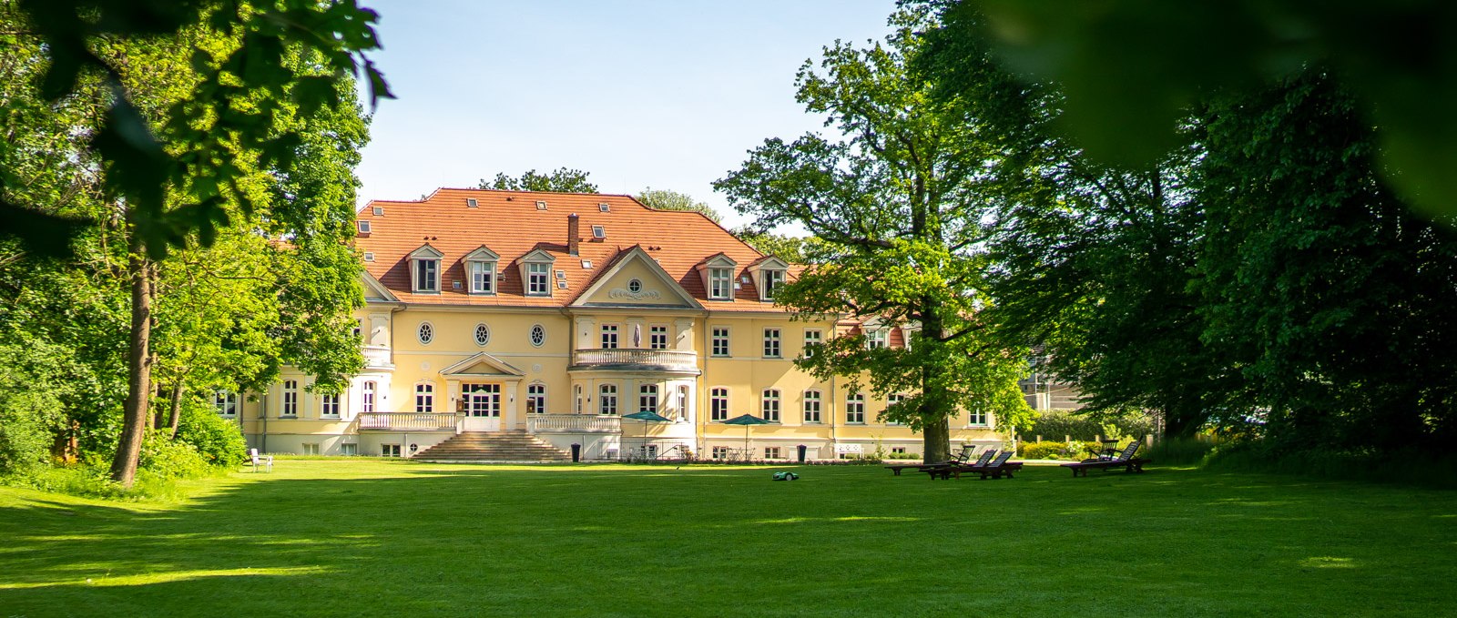 Das Gutshaus mit seinem großzügigen gepflegten, ruhigen Gutspark-Gelände., © Kloster Gut Saunstorf