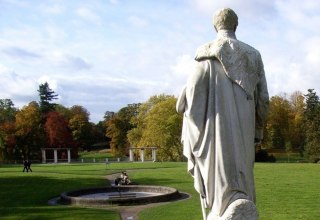 Malte-Denkmal im Park Putbus mit Blick zum abgerissenen Schloss, © Tourismuszentrale Rügen