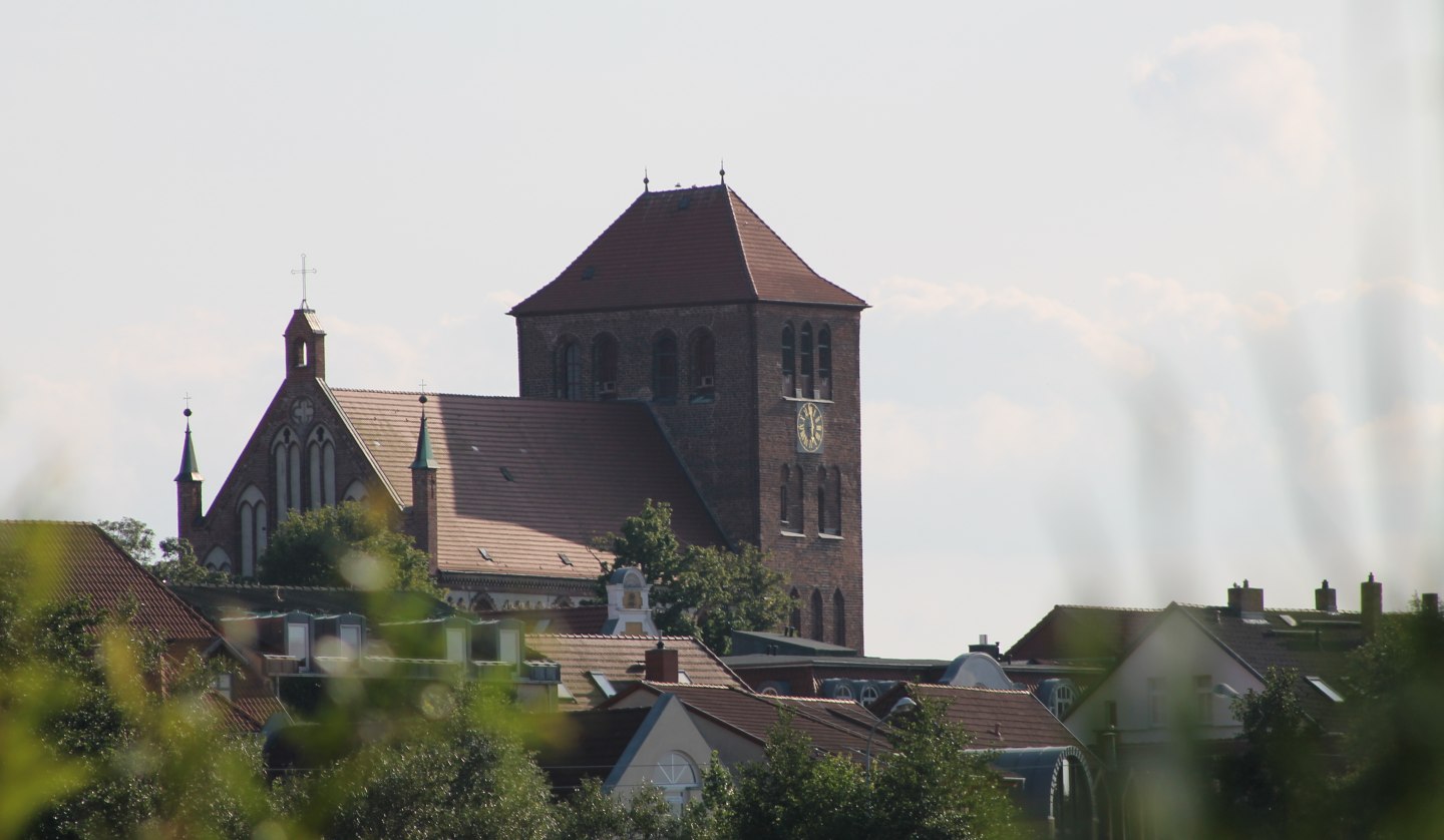 Georgenkirche mit Blättern, © Anja Lünert