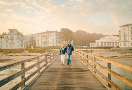 1793 gründete Friedrich Franz I. das erste deutsche Seebad: Heiligendamm. Heute ziehen die weißen Bädervillen und das Grand Hotel Heiligendamm jährlich tausende Besucher in ihren Bann. Von der Seebrücke aus hat man den besten Blick auf das klassizistische Ensemble.