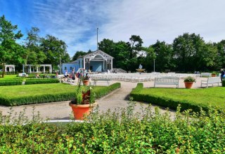 Der Kurpark Boltenhagen bildet den Mittelpunkt des Ortsgeschehens, © Bernd Kühn