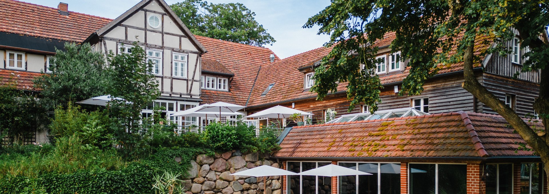 Außenansicht Terrasse und Pool, © St. Oberholz / Nils Hasenau