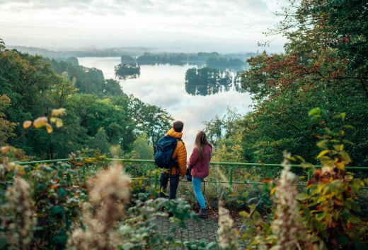 Wandern auf dem Naturparkweg am Aussichtspunkt Reiherberg bei Feldberg im Herbst., © TMV/Gänsicke