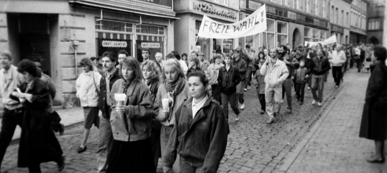 Demonstranten passieren die damalige Parchimer Straße des Friedens, auf ihren Transparenten werden freie Wahlen gefordert., © Willy Voß