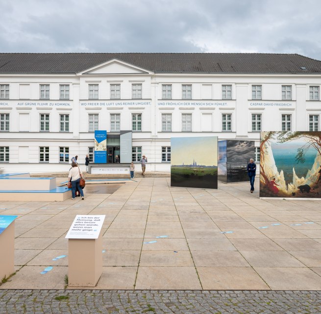 Auf dem Museumsvorplatz beginnen die „250 Schritte zu Caspar David Friedrich“, © Pommersches Landesmuseum / André Gschweng