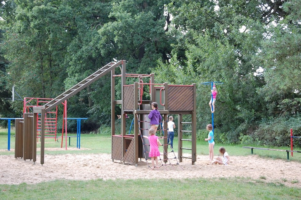 Gepflegte Liegewiesen und ein Spielplatz laden zum Verweilen ein., © Gabriele Skorupski