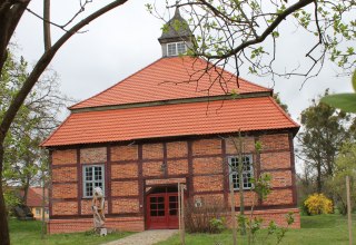 Ein beliebter Treffpunkt bei Kunstfreunden: die Rempliner Kunstkapelle., © Thomas Koch