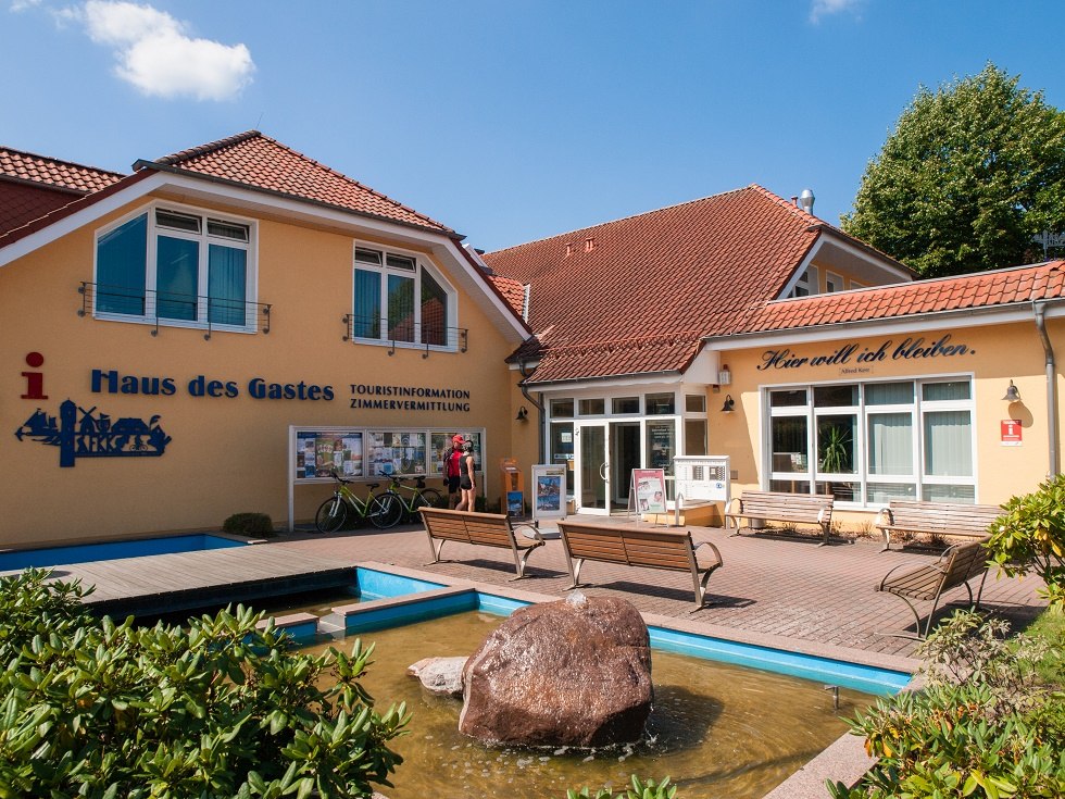 Das Gebäude der Tourismus- und Kur GmbH Graal-Müritz einschließlich Hof davor., © Frank Burger