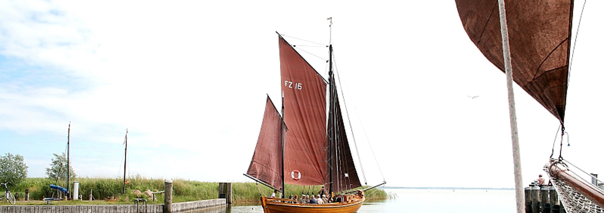 Zeesboot segeln auf dem Saaler Bodden ab Hafen Althagen, © Uwe Grünberg