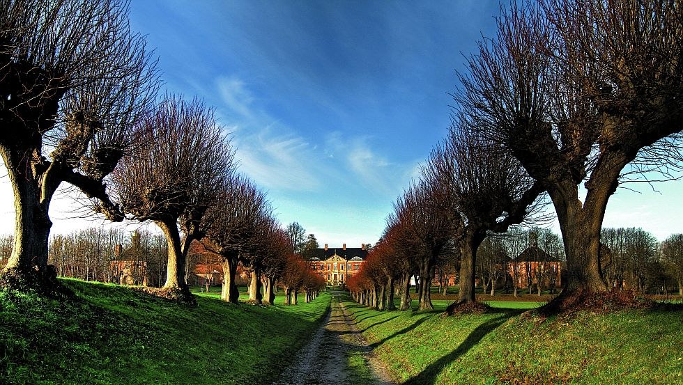 Blick durch die Festonallee auf das Schloss Bothmer in Klütz, © TMV/Allrich