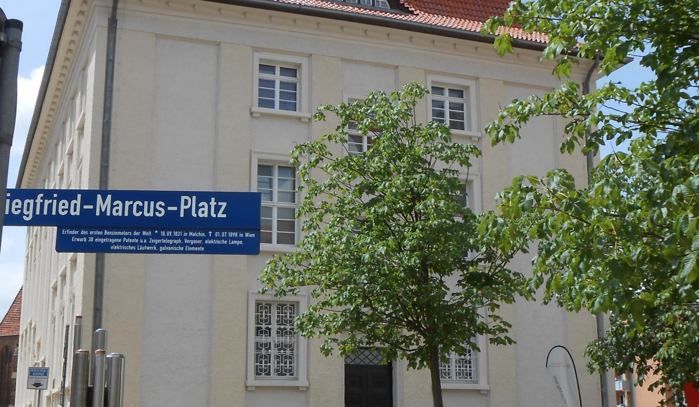 Blick auf den Marcus-Platz und das Malchiner Rathaus, © Monika Kröger