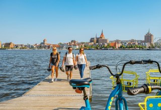 Vom Gehlsdorfer Ufer aus, den Blick auf den Rostocker Stadthafen genießen, © TMV/Tiemann