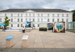 Auf dem Museumsvorplatz beginnen die „250 Schritte zu Caspar David Friedrich“, © Pommersches Landesmuseum / André Gschweng