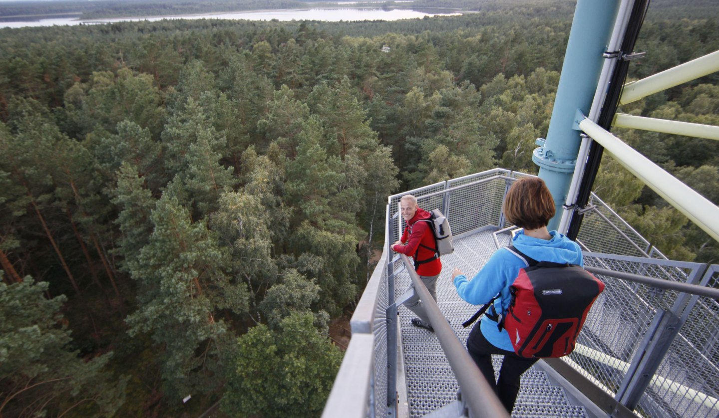 Wanderpärchen auf dem Käflingsbergturm im Müritz Nationalpark, © TMVoutdoor-visions.com