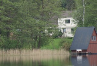 Ferienhaus, Liegewiese und Bootshaus, © G. Johannes