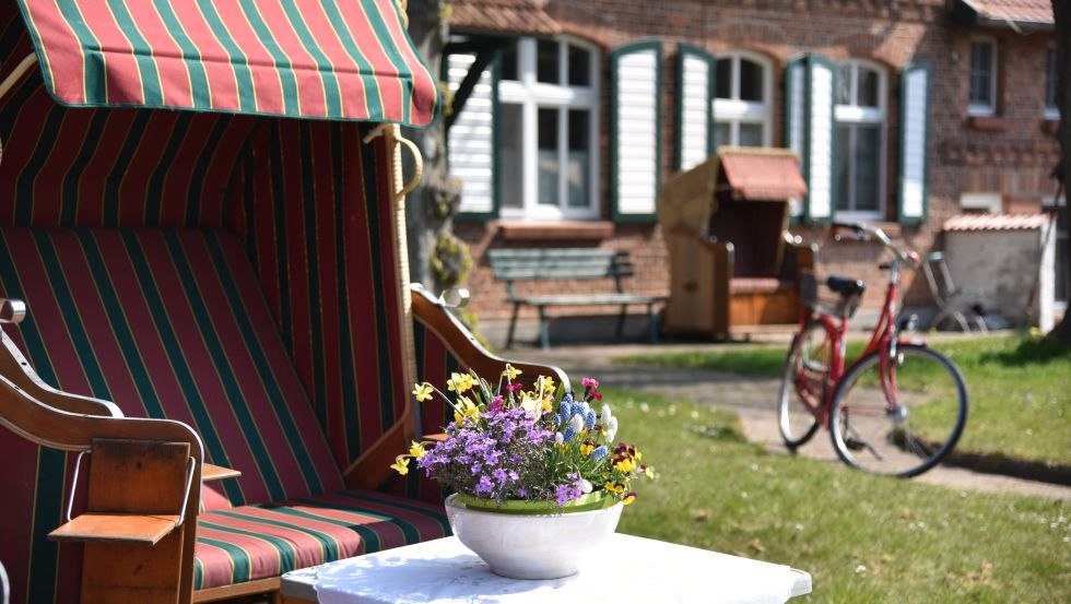 Vor dem Haus im Strandkorb erholen, © N.Hübner