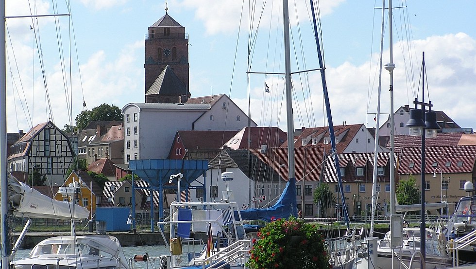 Stadthafen Wolgast mit Blick zur St. Petri Kirche und zur Altstadt, © Touristinformation Wolgast / Bastian Baltzer