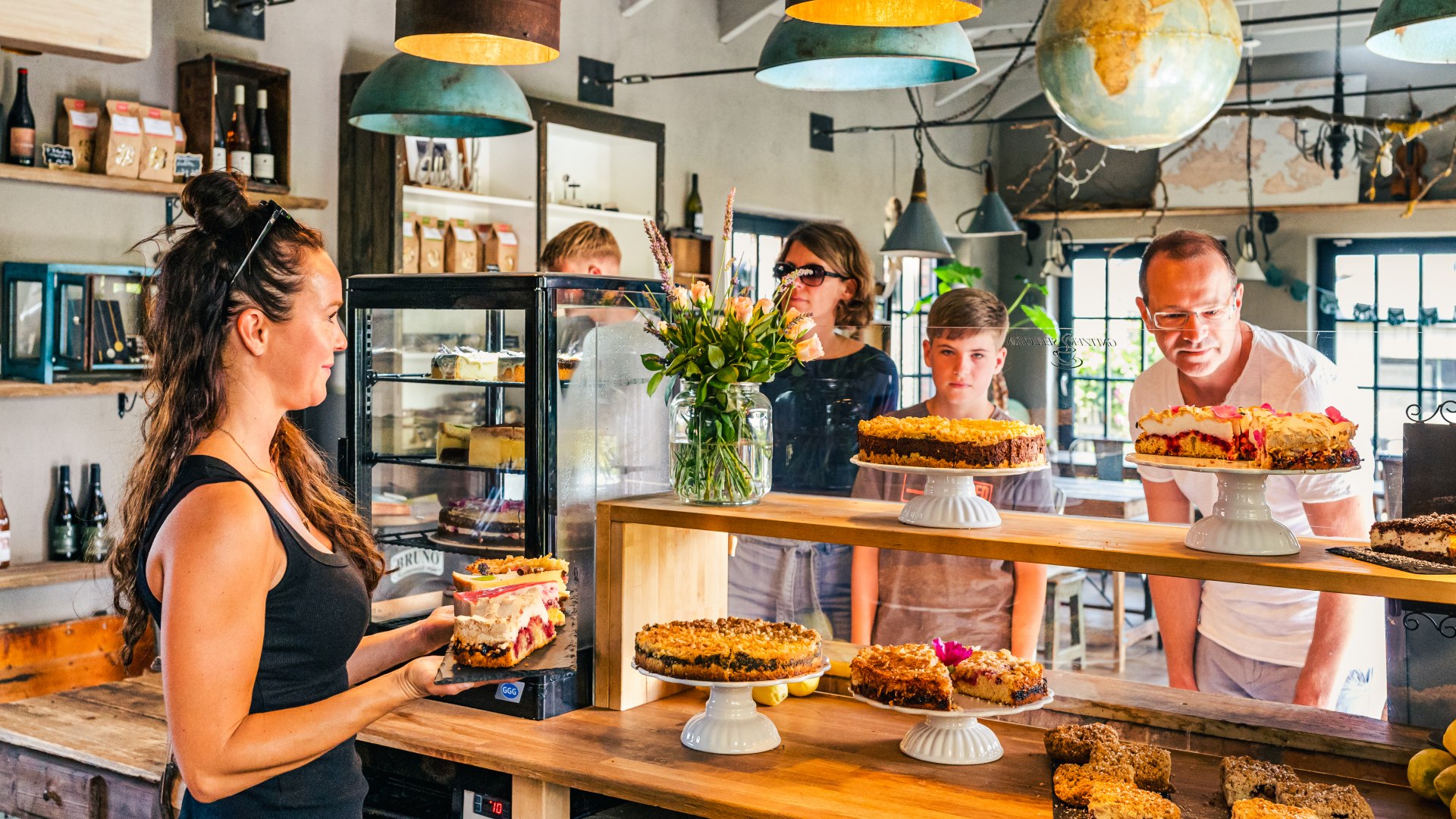 Auch das Café „Gnitzer Seelchen“ ist eine Lieblingsanlaufstelle der Familie. Nirgends schmecken die Kuchen besser., © TMV/Tiemann