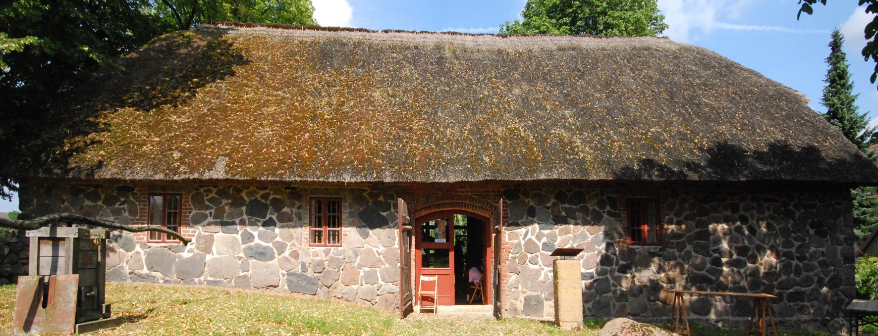 Die reetgedeckte Seemannsscheune wird zum Lehmmuseum, © FAL e.V.